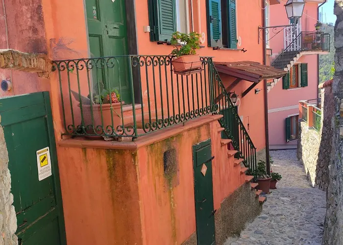 Tra Le Cinque Terre, Camogli E Portofino Con Scorcio Mare All'orizzonte Castiglione Chiavarese